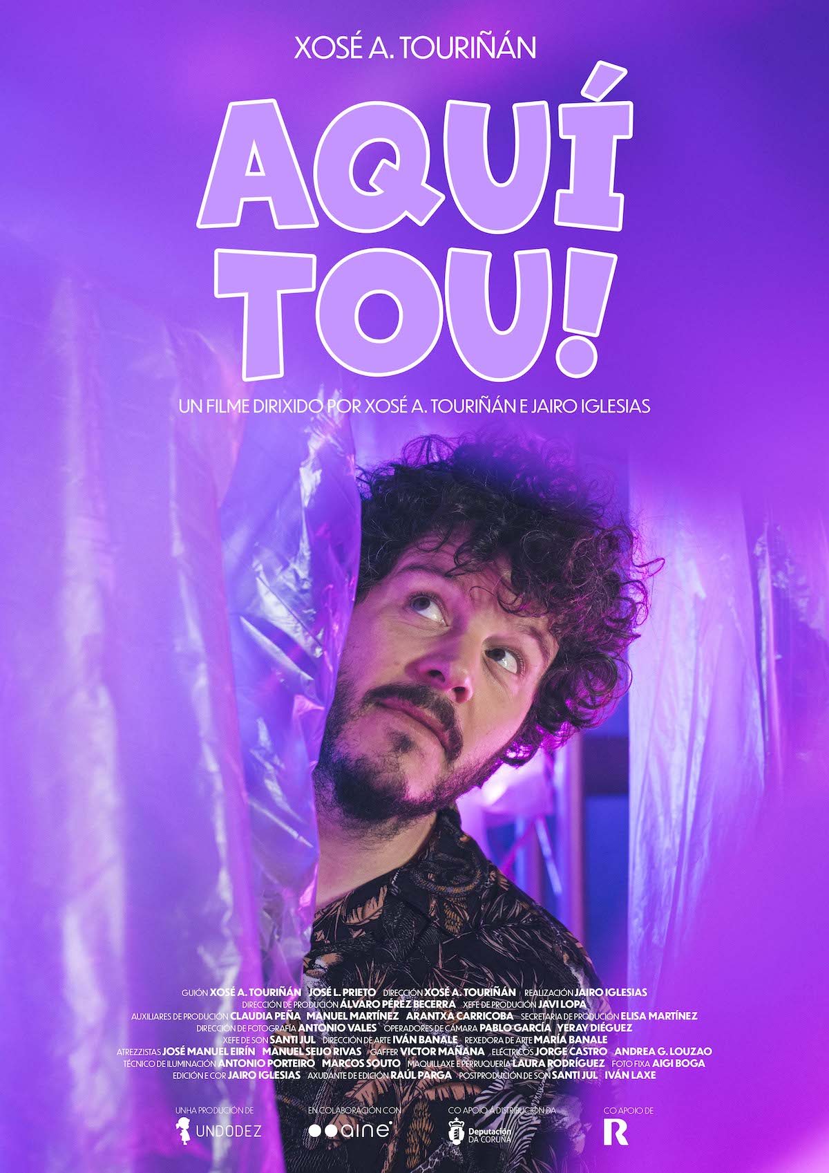 Cartaz do filme, Touriñán aparece en primeiro plano mirando cara arriba e rodeado de plásticos de cor rosa.